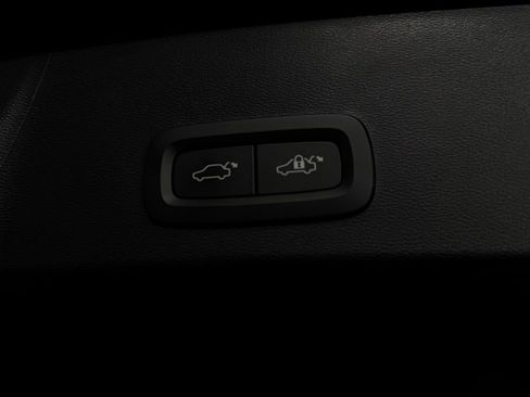 Used 2025 Volvo XC40 B5 Core image 29