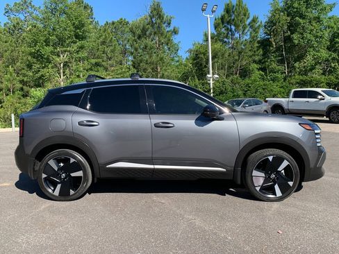 Used 2025 Nissan Kicks SR w/ SR Premium Package FWD image 2