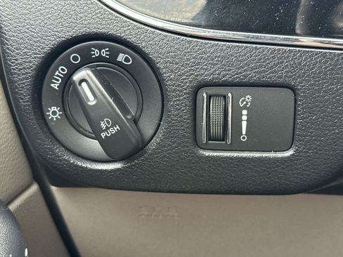 Used 2019 Dodge Grand Caravan SXT FWD image 28