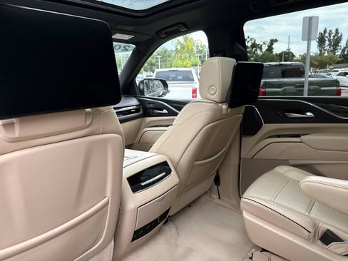 Used 2023 Cadillac Escalade ESV Premium Luxury AWD/4WD image 16
