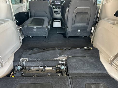 Used 2023 Chrysler Voyager LX image 13