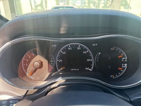 Used 2021 Jeep Grand Cherokee Laredo AWD/4WD image 15