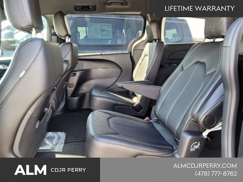 New 2026 Chrysler Pacifica Select image 8