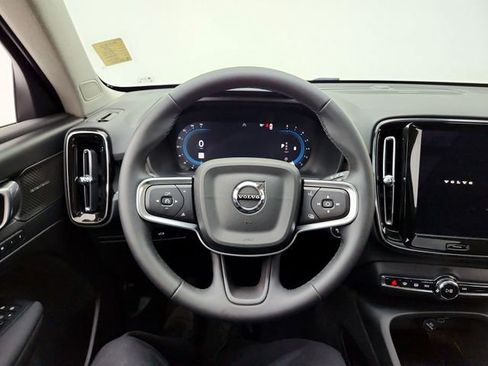 Certified 2025 Volvo XC40 B5 Plus AWD/4WD image 25