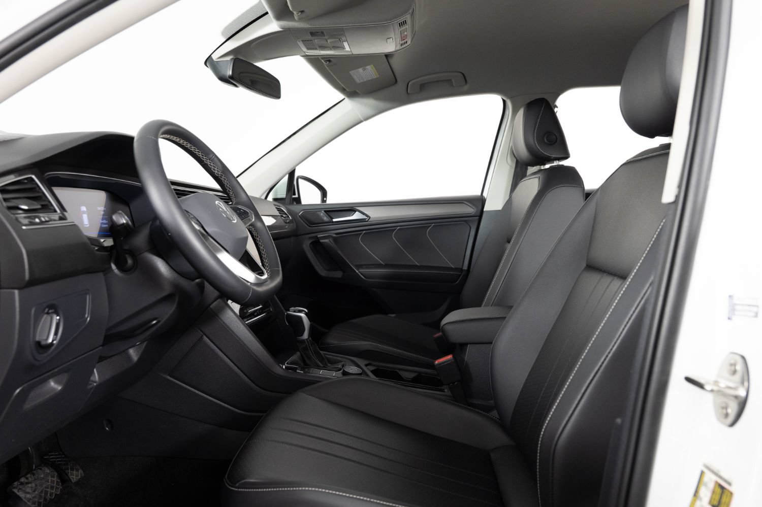 Used 2024 Volkswagen Tiguan SE AWD/4WD image 15