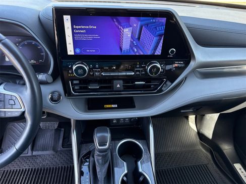 Used 2023 Toyota Highlander Limited image 32