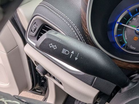 Used 2023 Chrysler Pacifica Touring-L image 30