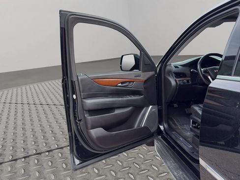 Used 2020 Cadillac Escalade 2WD image 27
