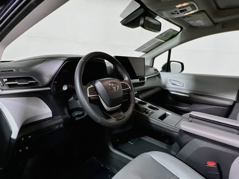 Used 2025 Toyota Sienna XLE FWD image 30
