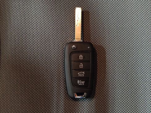 Used 2025 Hyundai Elantra SE image 32