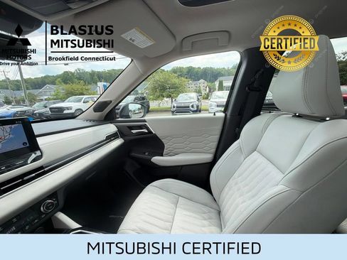Used 2025 Mitsubishi Outlander AWD image 25