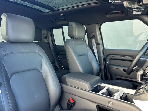 Used 2025 Land Rover Defender 130 S image 31