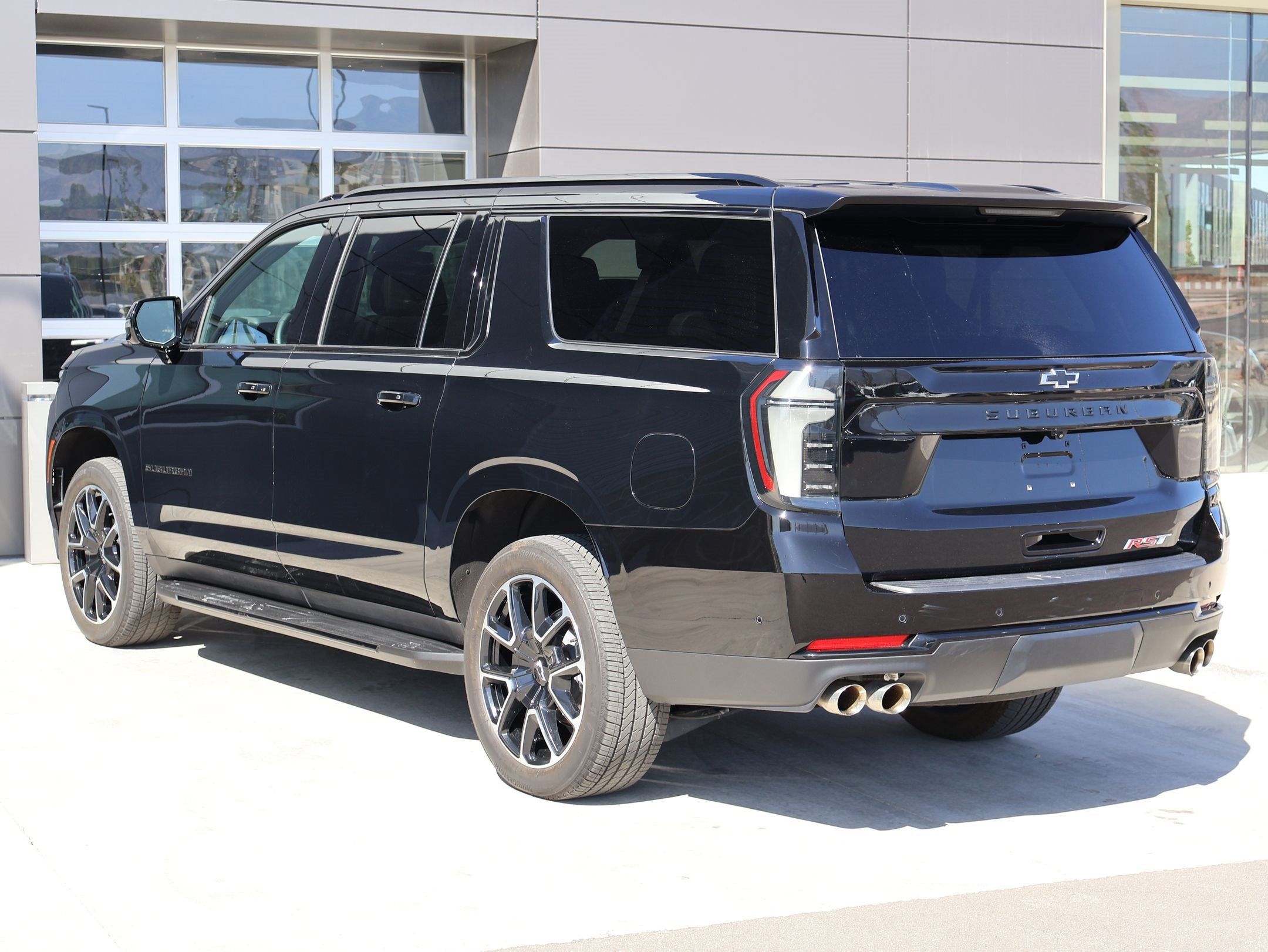 Used 2025 Chevrolet Suburban RST w/ Comfort Package AWD/4WD image 8