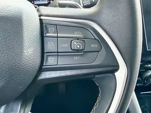 Used 2023 Jeep Grand Cherokee Laredo RWD image 37