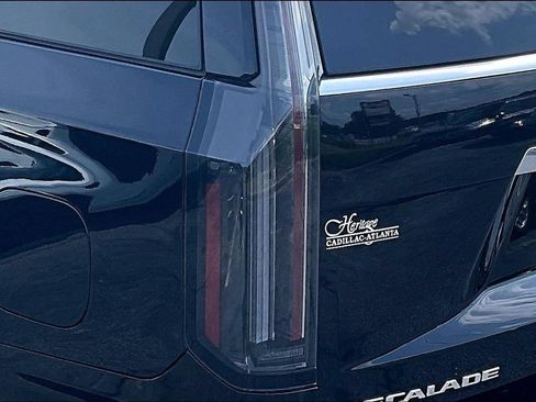 Used 2025 Cadillac Escalade Premium Luxury AWD/4WD image 23