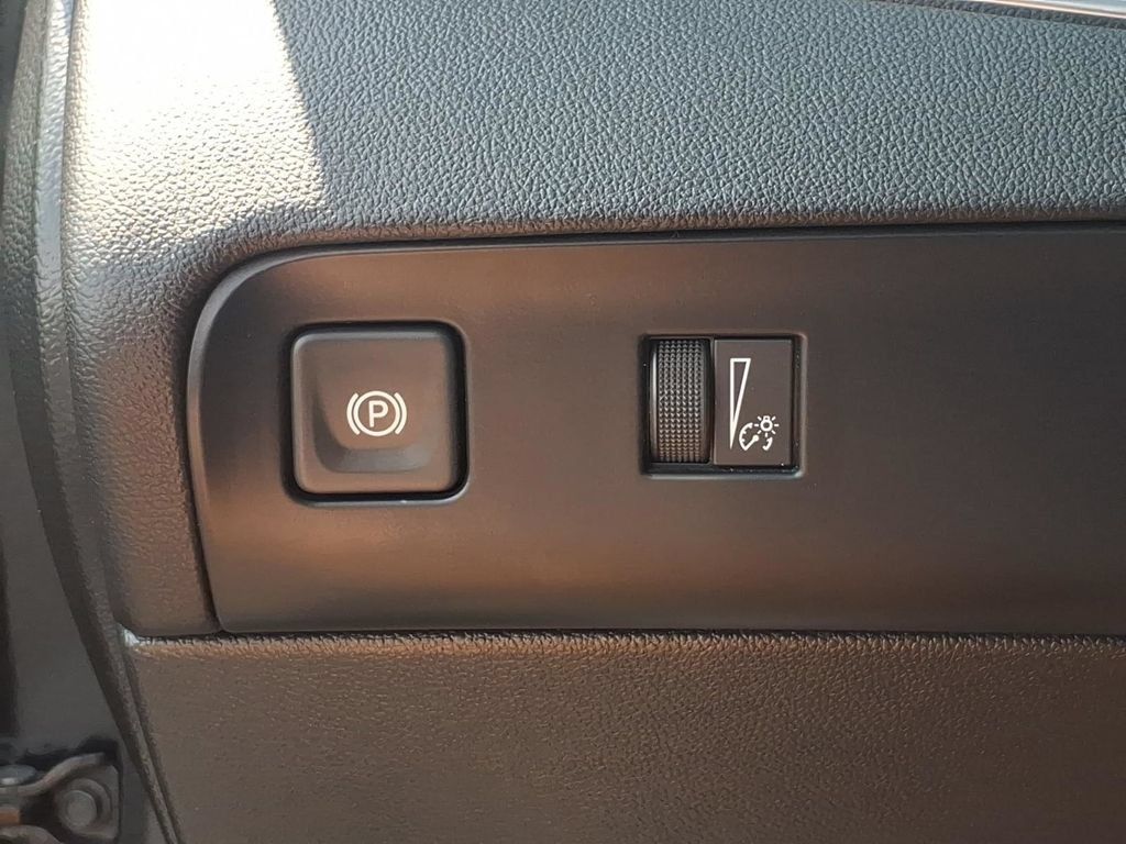 Used 2023 Buick Enclave Essence AWD/4WD image 18