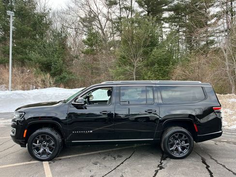 Used 2023 Jeep Wagoneer L Series III w/ Premium Group I image 2
