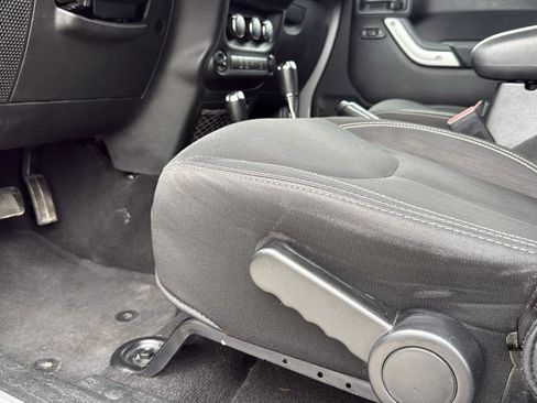 Used 2018 Jeep Wrangler Unlimited Sahara AWD/4WD image 11