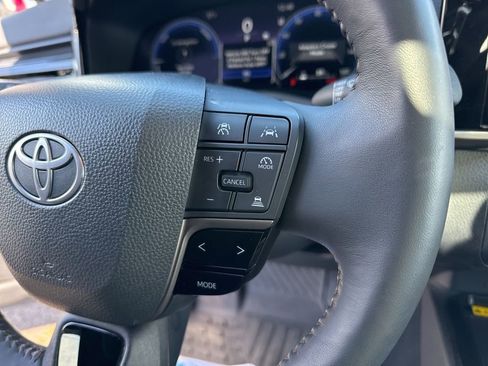 Used 2025 Toyota Camry XLE image 12