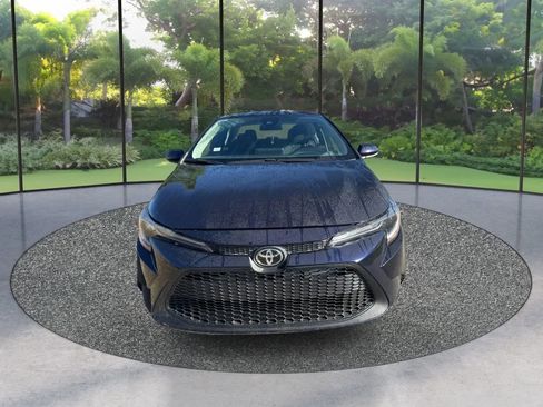 Used 2021 Toyota Corolla LE FWD image 2
