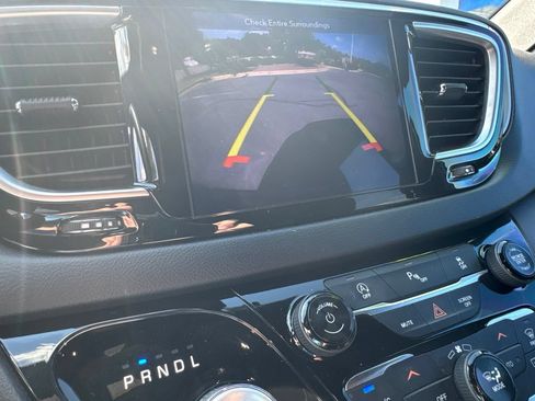 Used 2018 Chrysler Pacifica Touring-L w/ Premium Audio Group FWD image 23