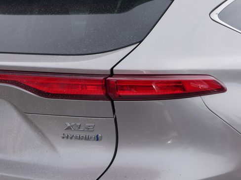 Used 2022 Toyota Venza XLE image 17