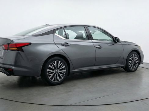 Used 2025 Nissan Altima 2.5 SV FWD image 9