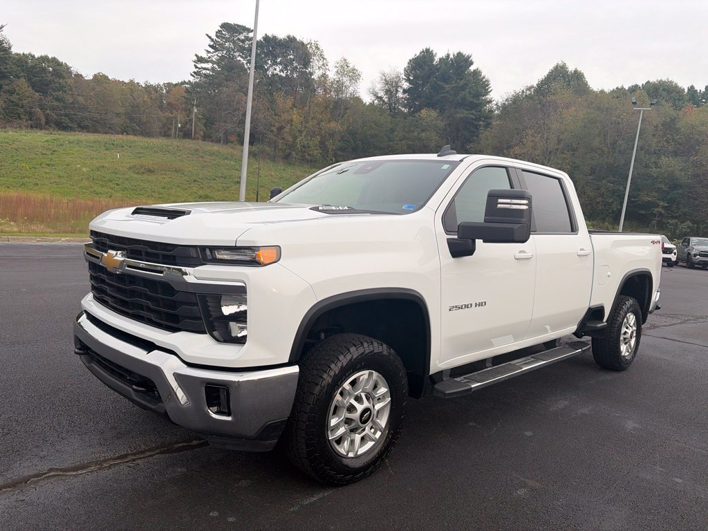 Used 2025 Chevrolet Silverado 2500 LT w/ Convenience Package AWD/4WD image 4