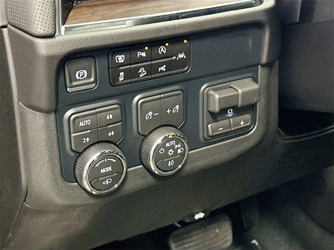 New 2026 Chevrolet Suburban High Country image 11