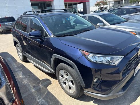 Used 2020 Toyota RAV4 XLE FWD image 3