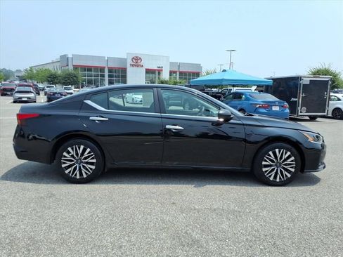 Used 2025 Nissan Altima 2.5 SV FWD image 3