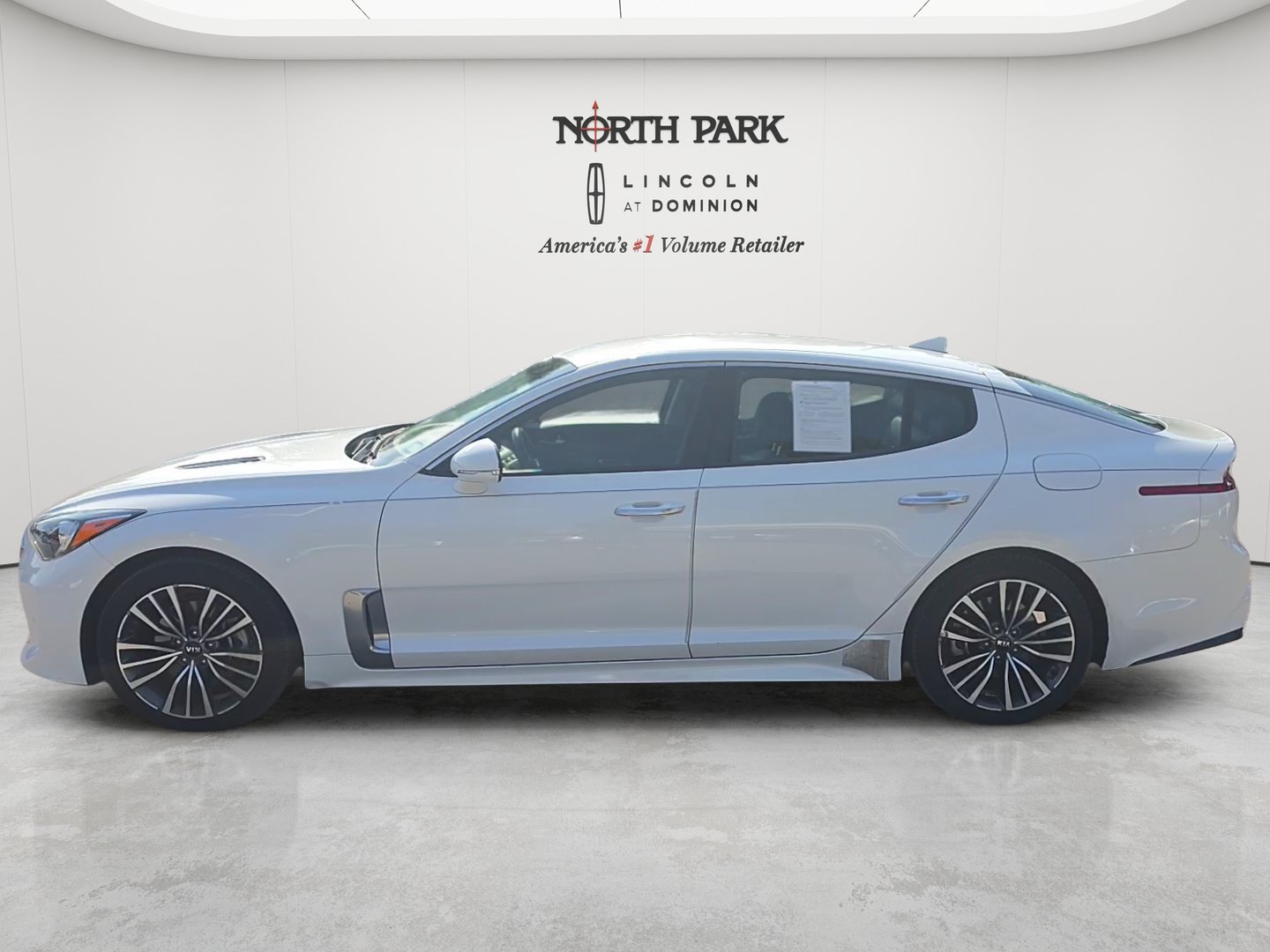 Used 2019 Kia Stinger RWD image 2