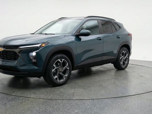 Used 2025 Chevrolet Trax LT FWD image 3
