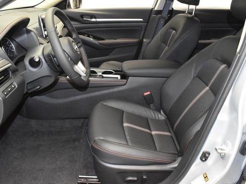 Used 2025 Nissan Altima 2.5 SR FWD image 13