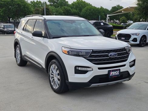 Used 2023 Ford Explorer XLT w/ Equipment Group 202A image 3