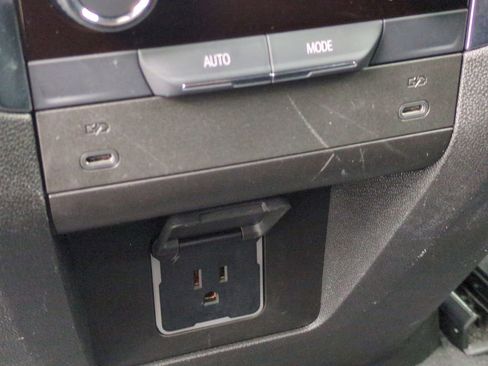 Used 2025 Chevrolet Suburban Z71 image 18