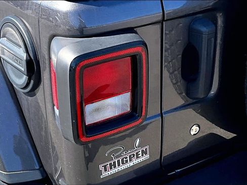 Used 2020 Jeep Wrangler Unlimited Sahara image 23