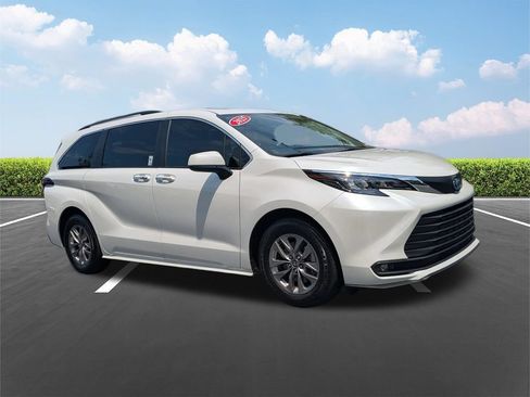 Used 2025 Toyota Sienna XLE w/ XLE Plus Package FWD image 2