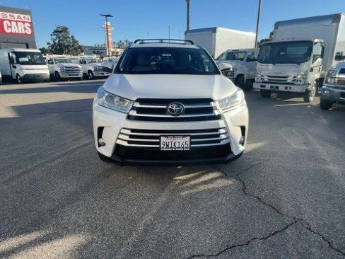 Used 2019 Toyota Highlander XLE image 3