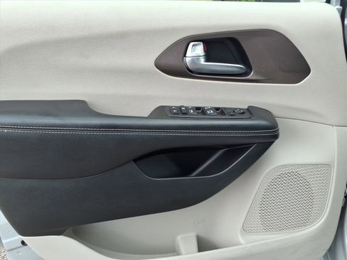 Used 2022 Chrysler Voyager LX FWD image 15