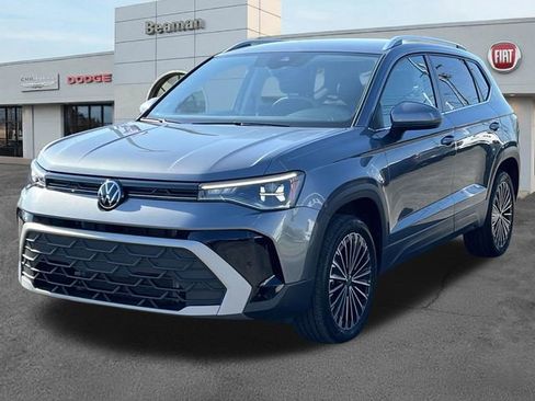 Used 2025 Volkswagen Taos SE image 3