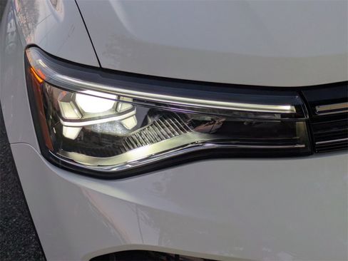 New 2026 Volkswagen Taos SE image 10