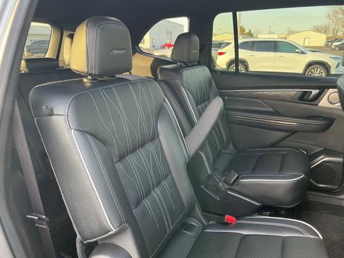Used 2025 Buick Enclave Avenir image 25