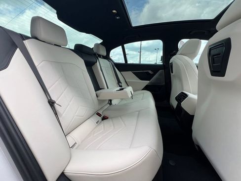 Used 2024 BMW i5 eDrive40i w/ Convenience Package image 27