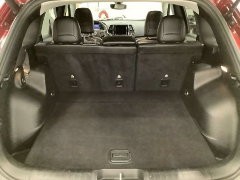 Used 2019 Jeep Cherokee Limited AWD/4WD image 16