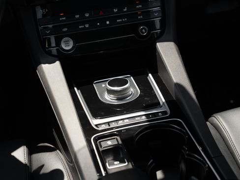 Used 2017 Jaguar F-PACE Premium AWD/4WD image 11