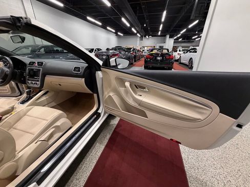 Used 2013 Volkswagen Eos Komfort FWD image 32
