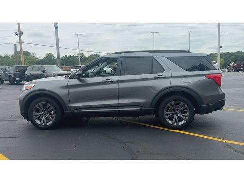 Used 2022 Ford Explorer XLT w/ Equipment Group 202A AWD/4WD image 5