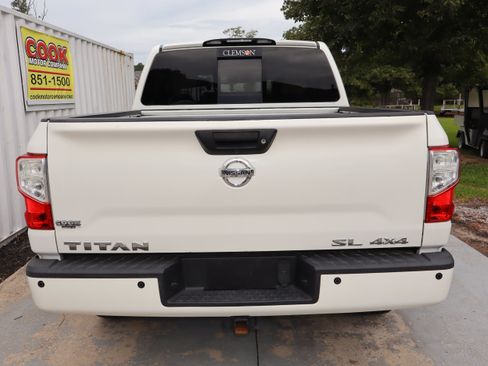 Used 2017 Nissan Titan SL AWD/4WD image 8