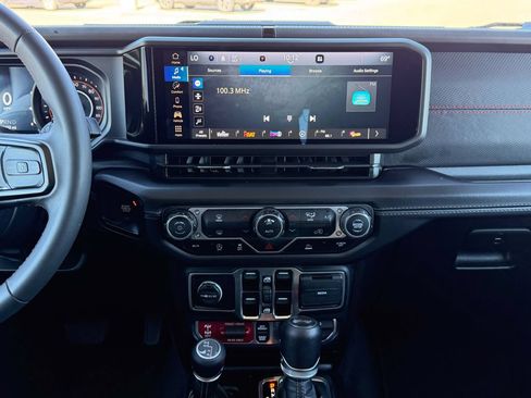 Used 2025 Jeep Wrangler Unlimited Rubicon AWD/4WD image 29